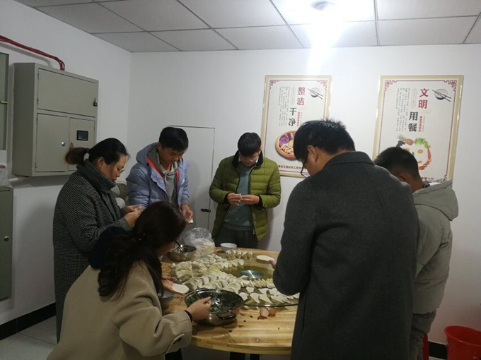 冬至陽(yáng)生春又來(lái)，溫暖感恩促情誼——廣德路項(xiàng)目部舉辦包餃子活動(dòng)